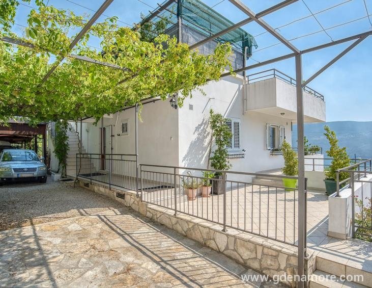 25 smanjena slika spratnog ulaza u stan ,carport, 